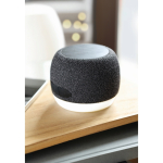 Petit enceinte sans fil en RPET avec détail en bambou noir couleur noir vue d'ambiance