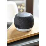 Petit enceinte sans fil en RPET avec détail en bambou noir couleur noir deuxième vue d'ambiance