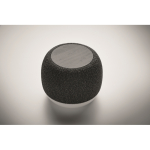 Petit enceinte sans fil en RPET avec détail en bambou noir couleur noir troisième vue photographique