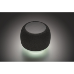 Petit enceinte sans fil en RPET avec détail en bambou noir couleur noir deuxième vue photographique