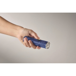 Lampe de poche en aluminium recyclé avec 3 réglages lumière et zoom couleur bleu quatrième vue photographique