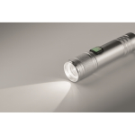 Lampe de poche en aluminium recyclé avec 3 réglages lumière et zoom couleur argenté mat troisième vue photographique