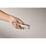 Lampe de poche en aluminium recyclé avec 3 réglages lumière et zoom couleur argenté mat quatrième vue photographique