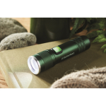 Lampe de poche en aluminium recyclé avec 3 réglages lumière et zoom couleur vert foncé vue d'ambiance principale