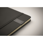 Carnet A5 noir à couverture rigide avec clé USB incluse pages lignées couleur noir troisième vue photographique