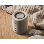 Petite enceinte sans fil en tissu RPET avec 3 heures d'autonomie couleur gris vue d'ambiance