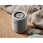Petite enceinte sans fil en tissu RPET avec 3 heures d'autonomie couleur gris vue d'ambiance principale