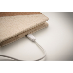 Carnet avec détails en liège et coton et chargeur sans fil A5 couleur beige troisième vue photographique