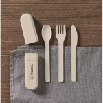Set de 3 couverts réutilisables et et écologiques avec étui assorti couleur beige vue d'ambiance principale