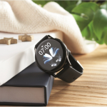 Montre connectée étanche avec bracelet en silicone couleur noir vue d'ambiance