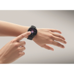 Montre connectée étanche avec bracelet en silicone couleur noir troisième vue photographique