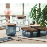 Tasse originale en verre strié avec couvercle en bois d'acacia 300 ml couleur bleu transparent vue d'ambiance