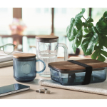 Tasse originale en verre strié avec couvercle en bois d'acacia 300 ml couleur bleu transparent deuxième vue d'ambiance