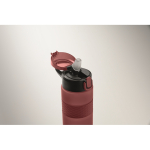 Bouteille RPET avec bouchon rabattable et paille incluse 500ml couleur bordeaux cinquième vue photographique