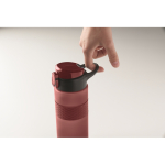 Bouteille RPET avec bouchon rabattable et paille incluse 500ml couleur bordeaux septième vue photographique