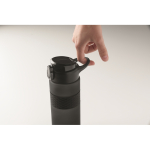 Bouteille RPET avec bouchon rabattable et paille incluse 500ml couleur noir septième vue photographique