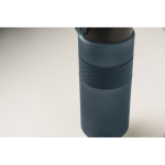 Bouteille RPET avec bouchon rabattable et paille incluse 500ml couleur bleu marine sixième vue photographique