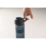 Bouteille RPET avec bouchon rabattable et paille incluse 500ml couleur bleu marine septième vue photographique