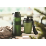 Bouteille RPET avec bouchon rabattable et paille incluse 500ml couleur vert foncé vue d'ambiance