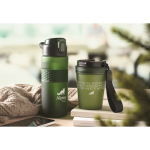 Bouteille RPET avec bouchon rabattable et paille incluse 500ml couleur vert foncé deuxième vue d'ambiance principale