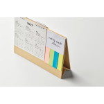 Calendrier de bureau avec notes adhésives et bloc-notes couleur beige vue photographique