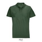 Polo unisexe 100% coton peigné col côtelé avec 2 boutons couleur vert foncé vue d'ambiance