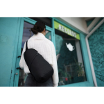 Sac bandoulière durable en rPET recyclé avec bretelles ajustables couleur noir vue d'ambiance 2