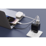 Chargeur rapide GaN écologique avec câble rétractable de 80 cm 65W couleur noir vue d'ambiance