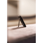 Powerbank 5‑en‑1 écologique avec câbles de charge et support 5 000 mAh couleur noir vue d'ambience 3