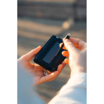 Powerbank 5‑en‑1 écologique avec câbles de charge et support 5 000 mAh couleur noir vue d'ambiance 4