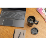 Tasse premium en céramique avec anse et couvercle antifuite 490 ml couleur noir vue d'ambiance