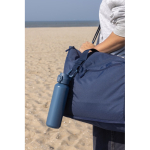 Gourde de sport en acier recyclé avec bouchon antifuite 600 ml couleur bleu marine vue d'ambiance