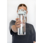 Bouteille de sport en RPET avec bouchon antifuite et paille 800 ml couleur blanc vue d'ambience 3