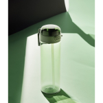 Bouteille de sport en RPET avec bouchon antifuite et paille 800 ml couleur vert vue d'ambiance
