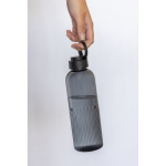 Gourde en RPET au design ondulé avec anse 750 ml couleur noir vue d'ambiance 2