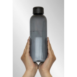 Gourde en RPET au design ondulé avec anse 750 ml couleur noir vue d'ambience 3