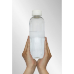 Gourde en RPET au design ondulé avec anse 750 ml couleur blanc vue d'ambience 3