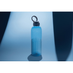 Gourde en RPET au design ondulé avec anse 750 ml couleur bleu marine vue d'ambiance