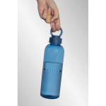 Gourde en RPET au design ondulé avec anse 750 ml couleur bleu marine vue d'ambience 3