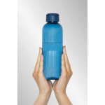 Gourde en RPET au design ondulé avec anse 750 ml couleur bleu marine vue d'ambiance 4