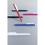 Stylo en plastique recyclé avec encre bleue ultra‑fluide couleur noir vue d'ambiance