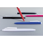 Stylo en plastique recyclé avec encre bleue ultra‑fluide couleur noir vue d'ambiance 2