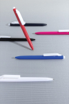Stylo en plastique recyclé avec encre bleue ultra‑fluide couleur rose vue d'ambiance