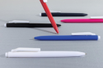 Stylo en plastique recyclé avec encre bleue ultra‑fluide couleur rose vue d'ambiance 2
