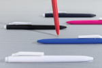 Stylo en plastique recyclé avec encre bleue ultra‑fluide couleur rose vue d'ambience 3