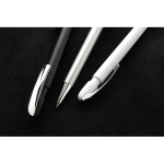 Stylo en plastique recyclé avec recharge Dokumental® à encre bleue couleur noir vue d'ambiance