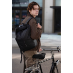Sac à dos urbain imperméable avec fixation pour vélo et antivol 16” couleur noir vue d'ambiance 2