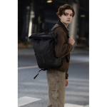 Sac à dos urbain imperméable avec fixation pour vélo et antivol 16” couleur noir vue d'ambience 3