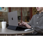 Housse d’ordinateur recyclée avec support inclinable de 4 cm 14” couleur noir vue d'ambiance 2
