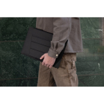 Housse d’ordinateur recyclée avec support inclinable de 4 cm 14” couleur noir vue d'ambience 3